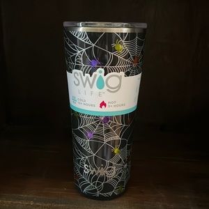 Halloween glow in the dark 22oz SWIG tumbler. NWT